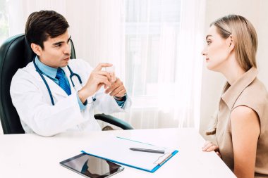 Hap holding ve tartışmak ve kadın patien hospital.healthcare ve tıp doktorlar tablo ile danışmanlık doktor