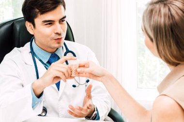 Hap holding ve tartışmak ve kadın patien hospital.healthcare ve tıp doktorlar tablo ile danışmanlık doktor