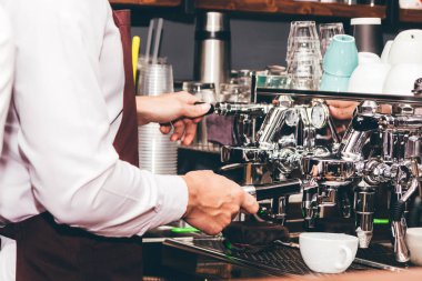 Adam Barista kahve makinesi kafede kahve yapmak için kullanma