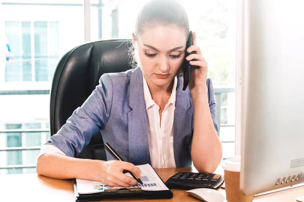 Empresária Usar Smartphone Planejamento Projeto Trabalho Computador Escritório Moderno — Fotografia de Stock