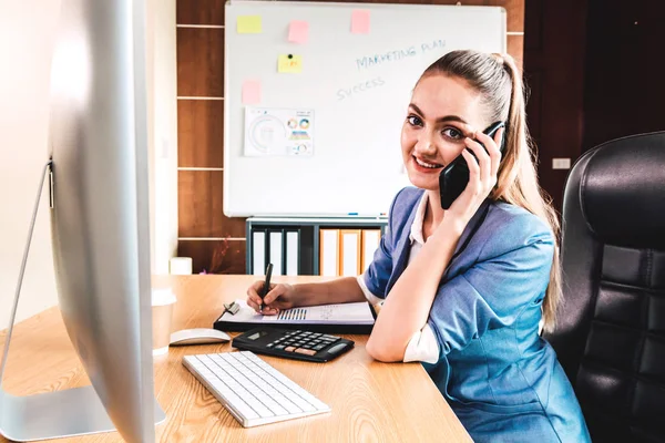 Empresaria Utilizar Teléfono Inteligente Planificación Proyectos Trabajo Computadora Oficina Moderna — Foto de Stock