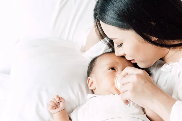 Madre Alimentación Bebé Biberón Leche Cama Azada — Foto de Stock