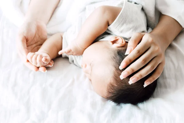 Mãe Segurando Mão Bebê Dormindo Cama Branca Amor Conceito Família — Fotografia de Stock