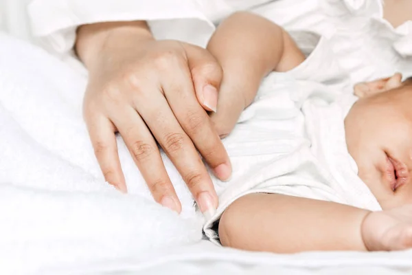 Madre Che Tiene Mano Del Bambino Addormentato Sul Letto Bianco — Foto Stock