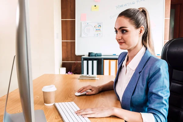 Geschäftsfrau Arbeitet Modernen Büro Mit Computer Und Tippt Text Auf — Stockfoto