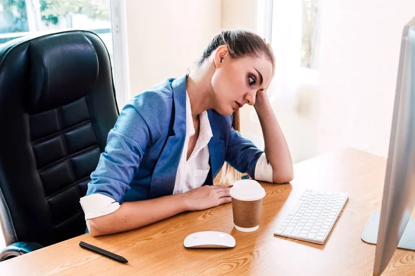 Geschäftsfrau Mit Problemen Und Kopfschmerzen Bei Der Arbeit Arbeitsplatz Erschöpft — Stockfoto