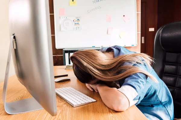 Cansada Mujer Negocios Con Exceso Trabajo Durmiendo Mesa Con Ordenador — Foto de Stock