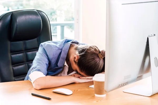Lelah Bekerja Lembur Pengusaha Perempuan Tidur Atas Meja Dengan Laptop — Stok Foto