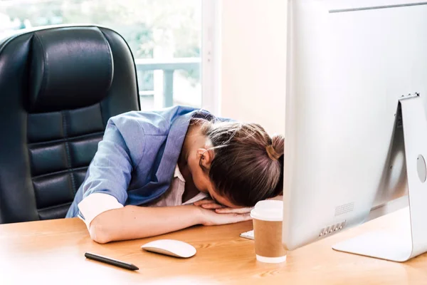 Yorgun overworked işkadını laptop ve Office belgeleri ile masaya yatıyor