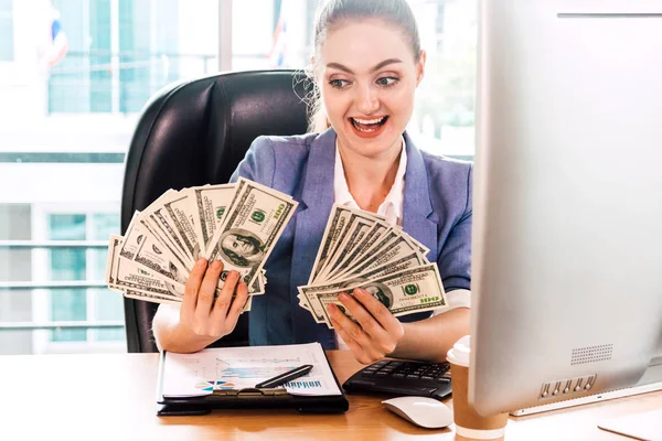 Para Doları Banknot Ofiste Holding Kadını — Stok fotoğraf