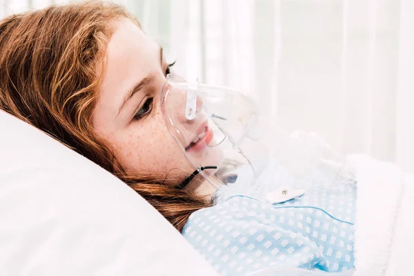 Hastane Yatağında Yüzünde Sevimli Küçük Kız Oksijen Maskesini — Stok fotoğraf