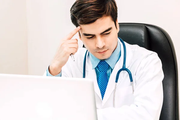 Arzt Und Stethoskop Arbeiten Mit Laptop Computer Krankenhaus Gesundheitswesen Und — Stockfoto