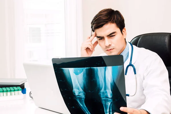 Arzt Betrachtet Röntgenbild Krankenhaus — Stockfoto