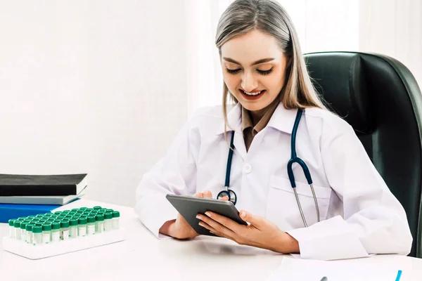 Lékařka Stetoskop Práce Počítačem Taplat Hospital Healthcare Lékařství — Stock fotografie