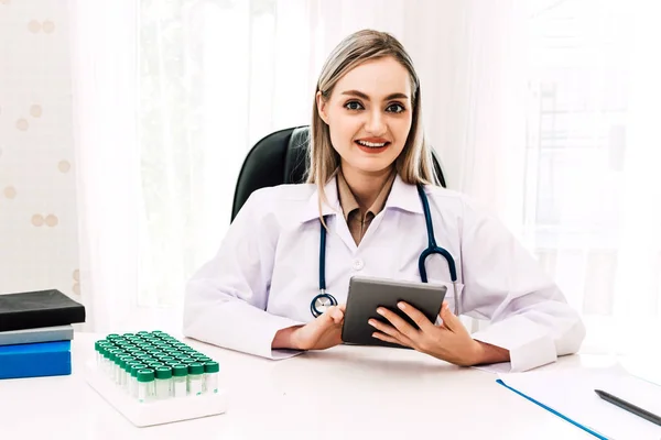 Médecin Stéthoscope Féminin Travaillant Avec Ordinateur Taplat Hôpital — Photo