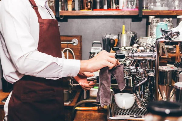 Muž Barista Pomocí Kávovar Pro Přípravu Kávy Kavárně — Stock fotografie