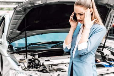 Yardım için arama kadın sokakta araba altyapısı ile kırık