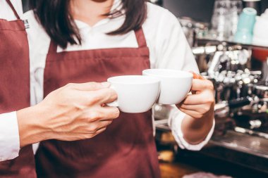 Müşteri kafede kahve fincanı veren Barista