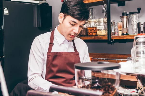 Man Barista Koffie Machine Gebruiken Voor Het Maken Van Koffie — Stockfoto