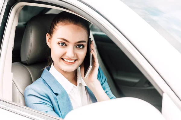 Affärskvinna Som Kör Sin Bil Med Leende Och Använda Smartphone — Stockfoto