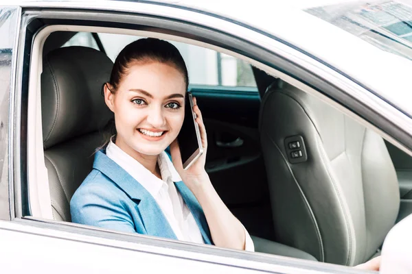Businesswoman Driving Her Car Smiling Use Smartphone Way Office — Stock Photo, Image