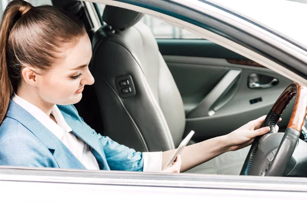 Zakenvrouw Rijden Haar Auto Met Glimlachend Gebruik Smartphone Weg Naar — Stockfoto