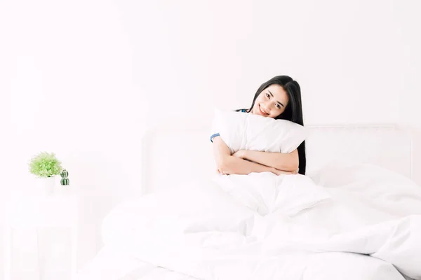 Mulher Bonita Sorrindo Para Câmera Relaxando Com Travesseiro Cama Seu — Fotografia de Stock