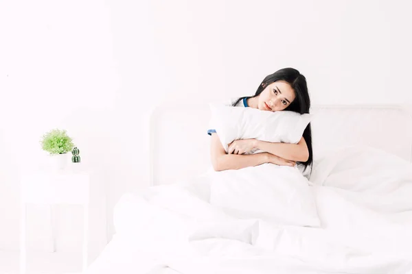 Красива Жінка Посміхається Камери Розслабляється Подушкою Ліжку Кімнаті Вдома — стокове фото