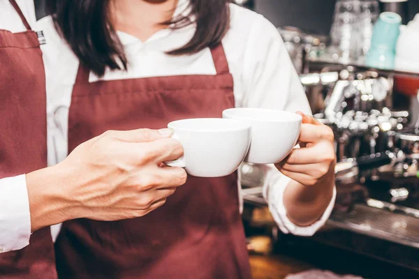 Barista Koffiekopje Geven Aan Klant Café — Stockfoto