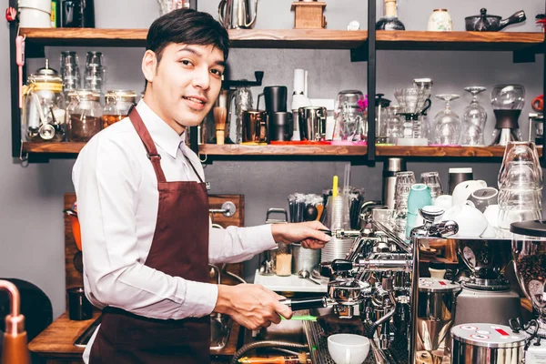 Hombre Barista Utilizando Máquina Café Para Hacer Café Cafetería — Foto de Stock