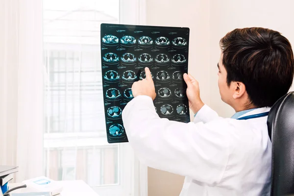 Médecin Regardant Une Photo Radiographique Hôpital — Photo