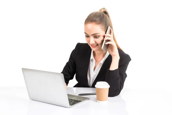 Mujer Negocios Sonriente Usando Una Computadora Portátil Aislada Sobre Fondo — Foto de Stock