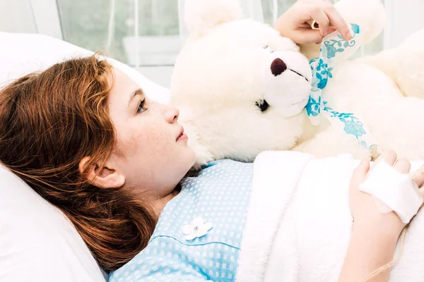 Hasta Küçük Kız Yatakta Ilaç Yoluyla Intravenous Hastanede Yatıyor — Stok fotoğraf