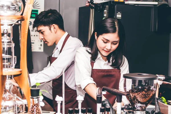 Πορτρέτο Του Barista Ζευγάρι Που Εργάζονται Καφετιέρα Για Καφέ Και — Φωτογραφία Αρχείου