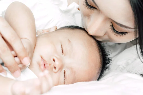 Madre Sosteniendo Mano Del Bebé Dormido Cama Blanco Amor Por —  Fotos de Stock
