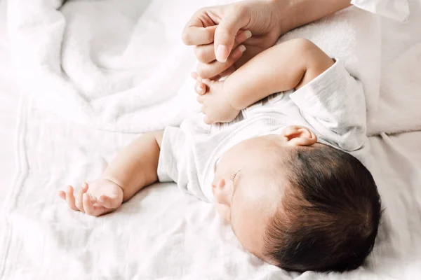 Madre Che Tiene Mano Del Bambino Addormentato Sul Letto Bianco — Foto Stock