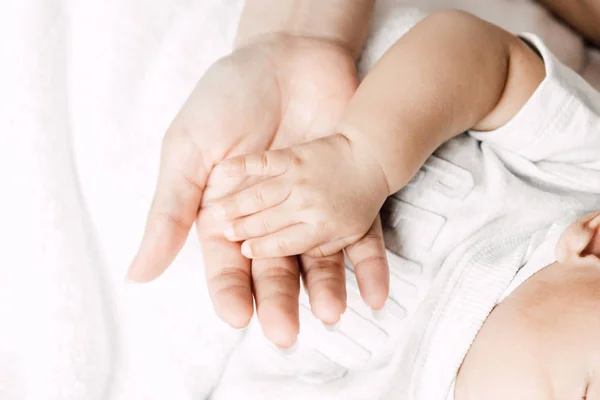 Mãe Segurando Mão Bebê Dormindo Cama Branca Amor Conceito Família — Fotografia de Stock