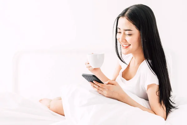 Mujer Feliz Relajarse Usar Teléfono Inteligente Cama Casa Woman Comprobar —  Fotos de Stock