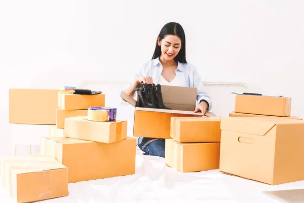 Mujer Joven Freelancer Que Trabaja Sme Negocio Compras Línea Zapatos — Foto de Stock