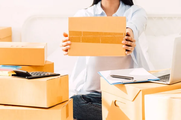 Mujer Joven Freelancer Trabajando Sosteniendo Caja Cartón Cama Casa Pyme — Foto de Stock