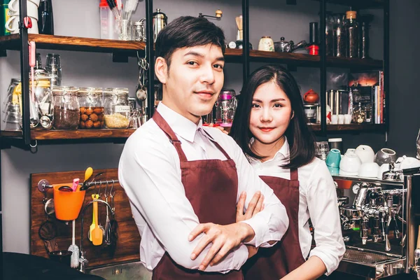 Portrét Pár Barista Pracuje Stojící Bar Pult Kavárně — Stock fotografie