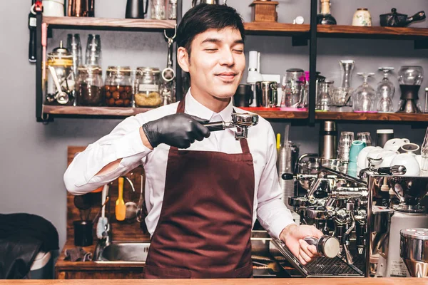 Чоловік Бариста Використовує Кавоварку Приготування Кави Кафе — стокове фото