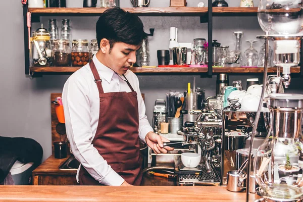 咖啡壶咖啡机的男士咖啡馆 — 图库照片