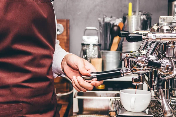 Muž Barista Pomocí Kávovar Pro Přípravu Kávy Kavárně — Stock fotografie