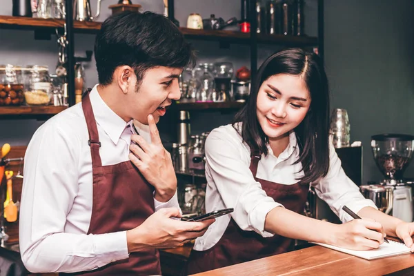 Retrato Casal Barista Trabalhando Atrás Balcão Café — Fotografia de Stock