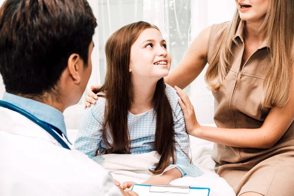 Danışmanlık doktor ve küçük kız ve annesi hastanede bilgilerini kontrol edin. Küçük bir kız sick.healthcare ve tıp vardır