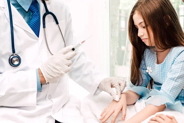 Arzt Schutzhandschuhen Gibt Injektion Mit Kleinem Mädchen Auf Dem Ärztetisch — Stockfoto