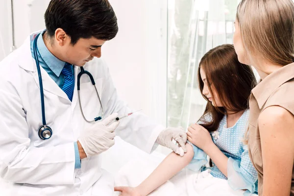 Arzt Schutzhandschuhen Gibt Injektion Mit Kleinem Mädchen Auf Dem Ärztetisch — Stockfoto