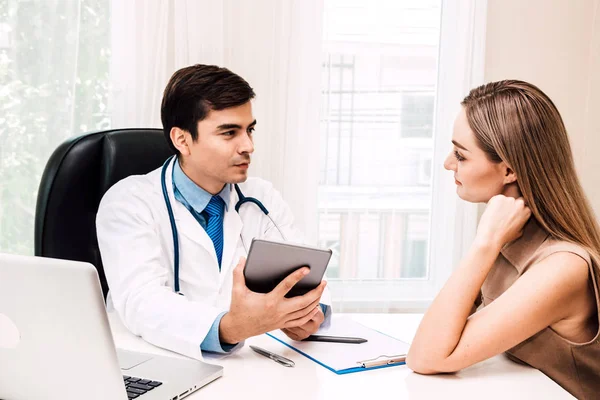 Medico Discutendo Consultando Con Paziente Femminile Sul Tavolo Dei Medici — Foto Stock