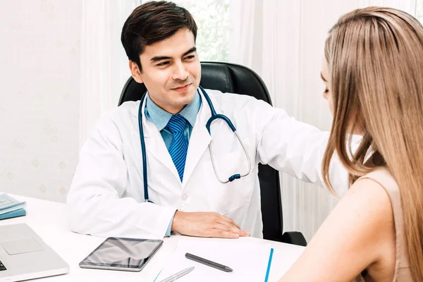 Consulenza Medica Tenersi Mano Paziente Femminile Rassicurante Con Cura Sul — Foto Stock